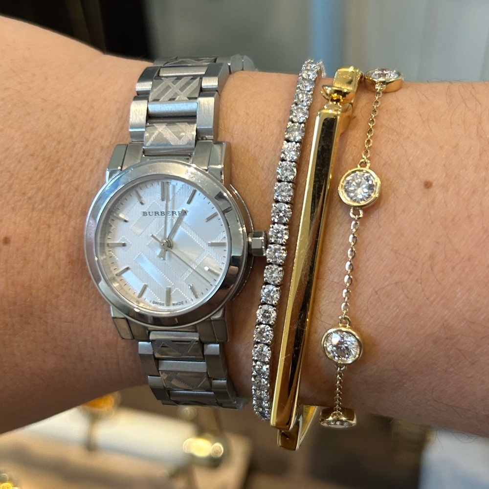 Burberry Bu9233 Women's Silver Swiss Stainless Steel Watch 26mm 7-7.25” Wrist